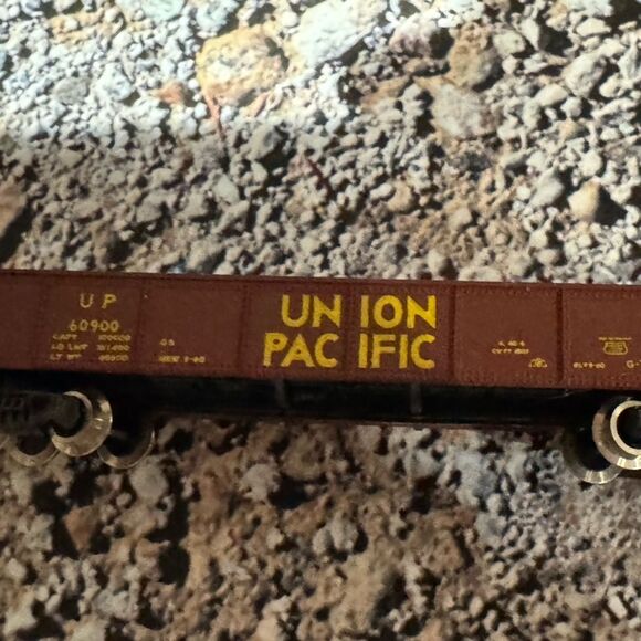 Atlas N Scale 2402 Union Pacific Gondola - Picture 8 of 8